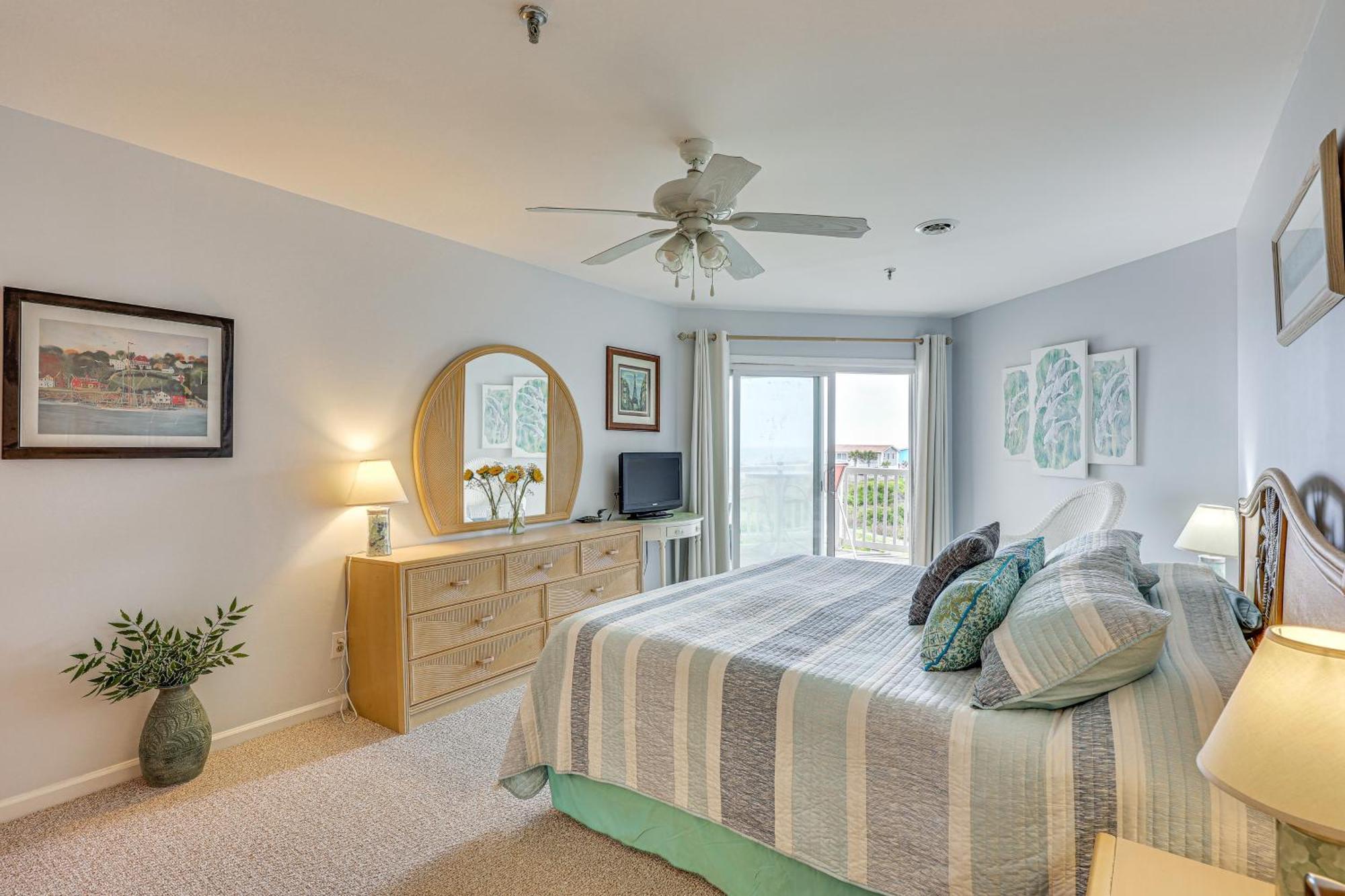 Oak Island Beachfront Condo With Community Pool Exterior photo
