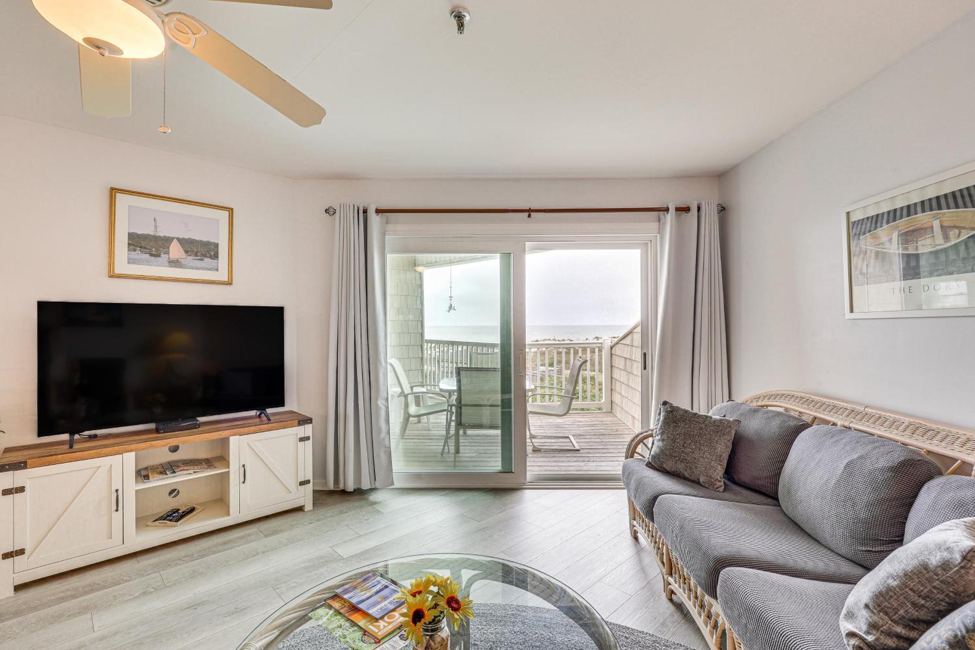 Oak Island Beachfront Condo With Community Pool Exterior photo