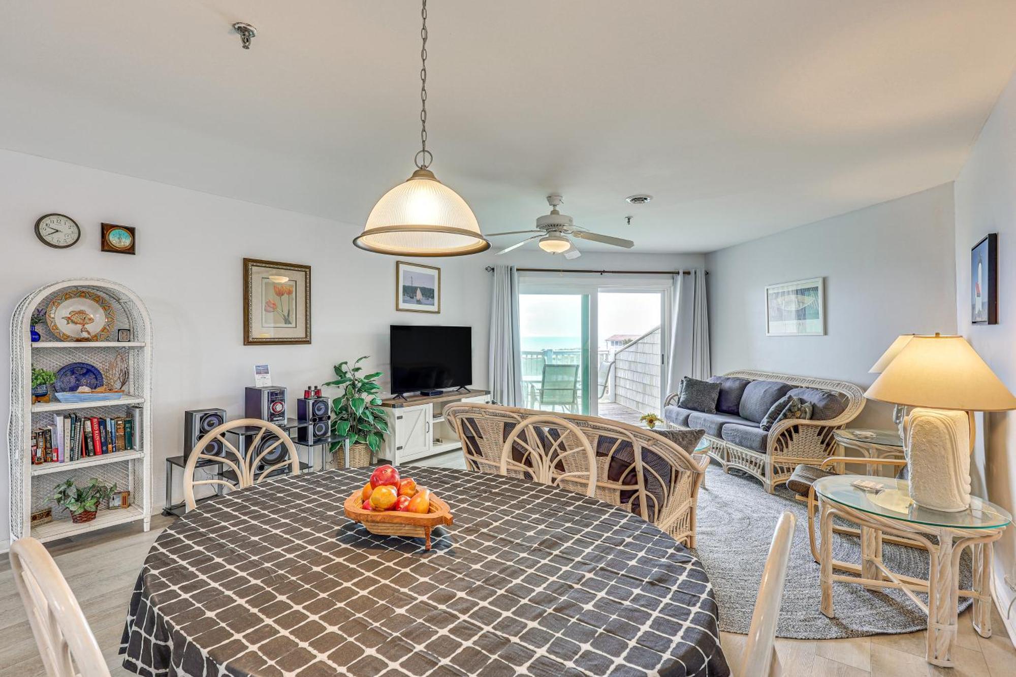 Oak Island Beachfront Condo With Community Pool Exterior photo